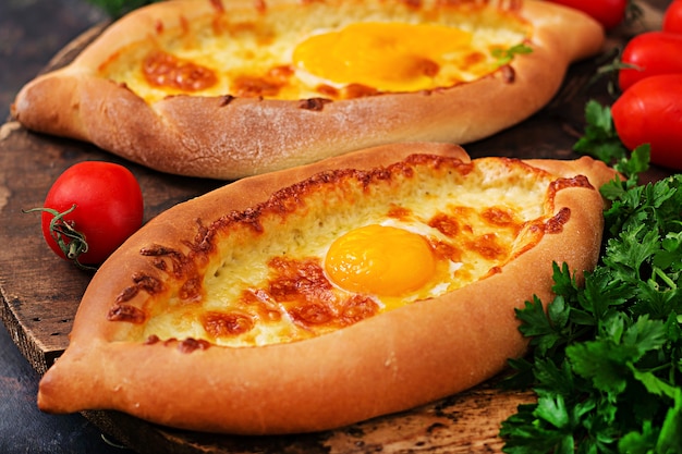 Khachapuri in Adjarian. Öffnen Sie Torte mit Mozzarella und Ei. Georgische Küche.