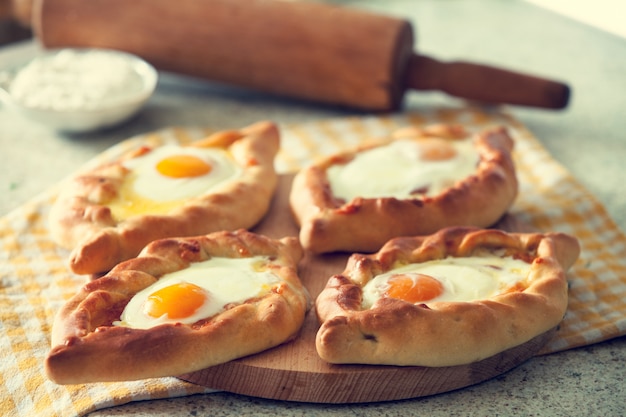 Khachapuri in Adscharien mit dem Ei. Die georgische Küche.