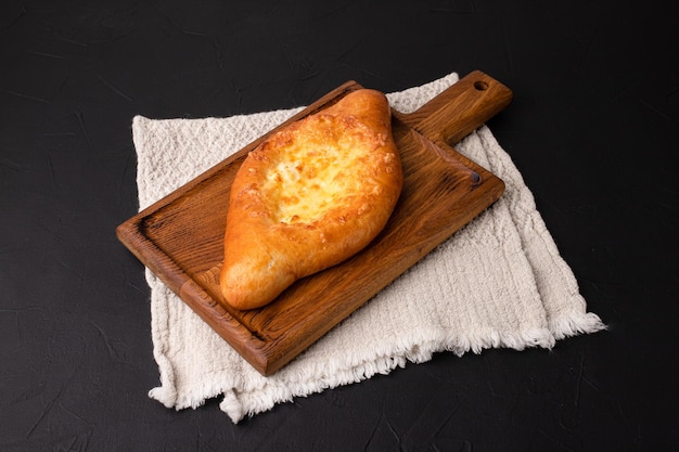 Khachapuri khachapuri sobre un fondo negro Cocina georgiana