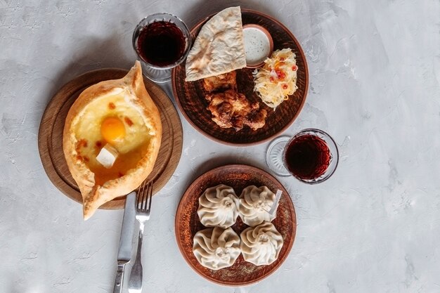 Khachapuri con khinkali y barbacoa con guarnición