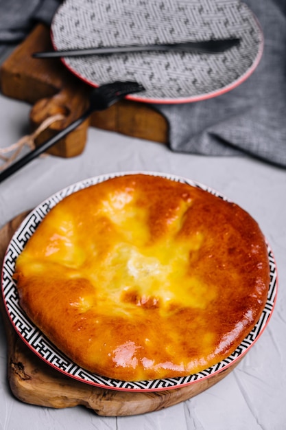 Khachapuri en megreliano en el tablero