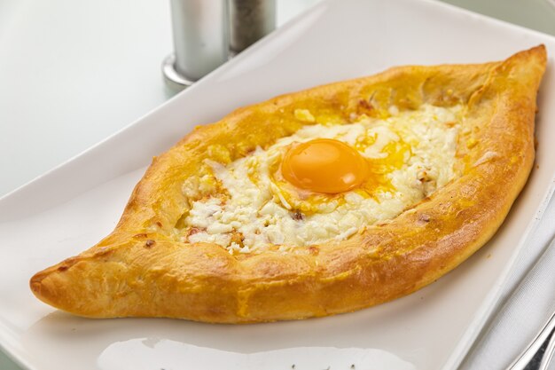 Khachapuri en una mesa blanca