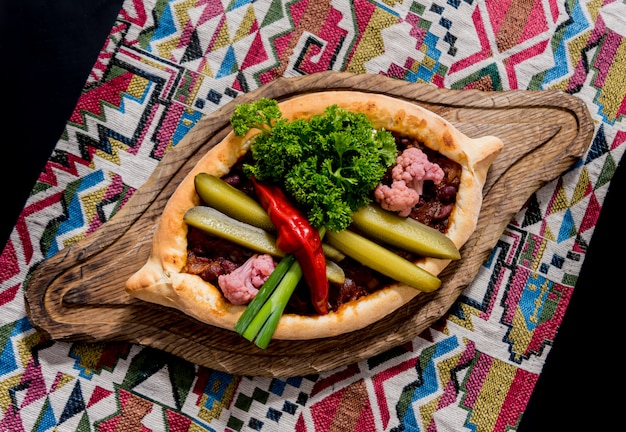 Khachapuri mit Käse, Gemüse und Eiern. Georgische Nationalküche.