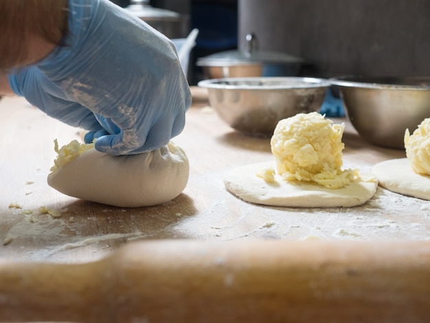 Khachapuri mit Käsezubereitung. Nationale georgische Küche