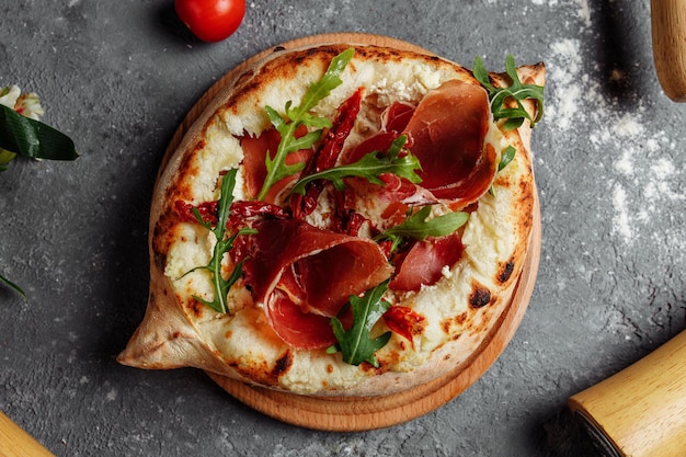 Foto khachapuri o hachapuri de pan plano tradicional de ajarian con jamón, queso y hierbas