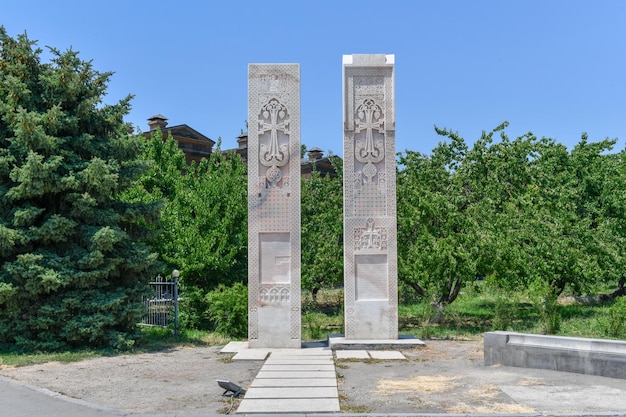 Khachkar en la Catedral de Holy Etchmiadzin en Vagharshapat Armenia Khachkar también conocido como una piedra cruzada armenia es una estela conmemorativa tallada que lleva una cruz y a menudo con motivos adicionales