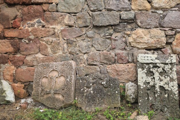 Khachkars armenios cerca de la vieja iglesia