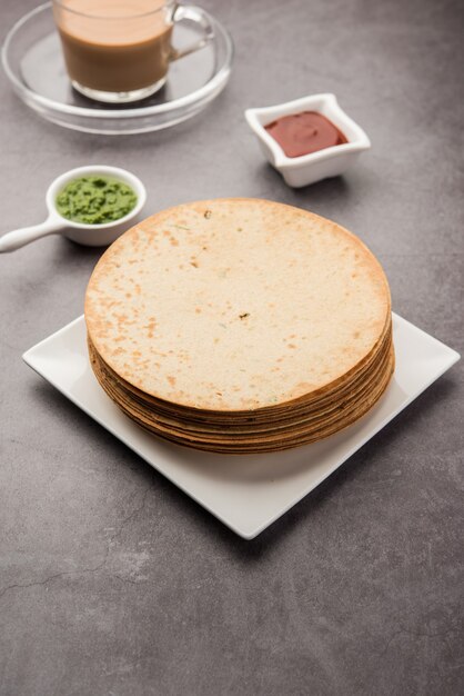 Foto khakhra es una galleta fina común en las cocinas gujarati del oeste de la india, especialmente entre los jainistas.