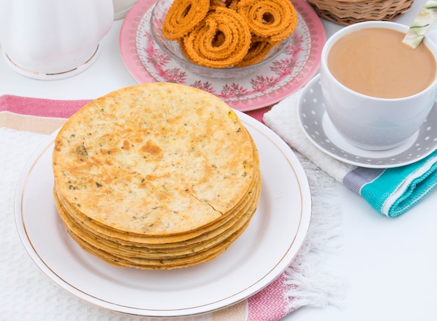 Foto khakhra indiano é um lanche de gujarati tradicional