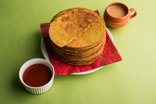 Khakhra ou Khakra é um biscoito fino é um alimento de café da manhã popular Jain, Gujarati e Rajasthani. Acompanha Chá Quente e Ketchup de Tomate. Sobre fundo colorido ou de madeira