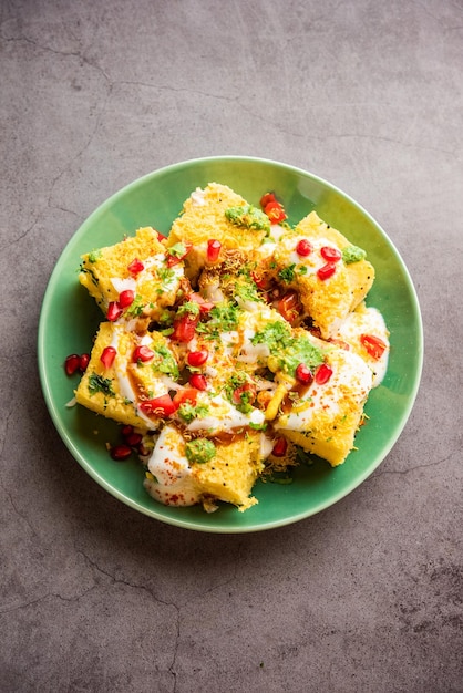 Foto khaman dhokla chaat es una receta de chaat de fusión muy simple y refrescante hecha con restos de dhokla