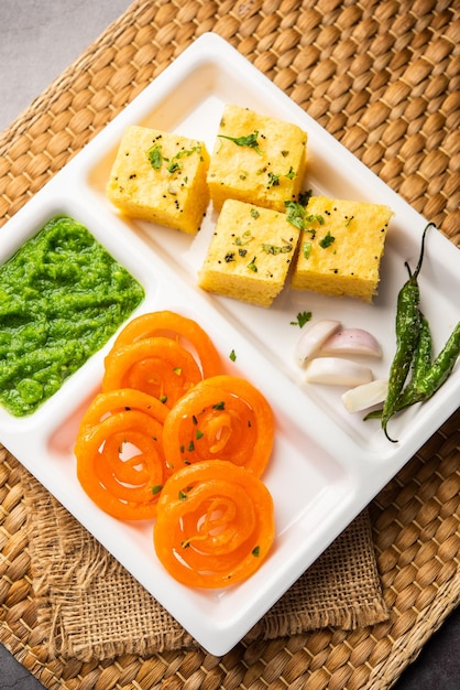 Khaman dhokla com jalebi ou combinação de lanche popular imarti da índia