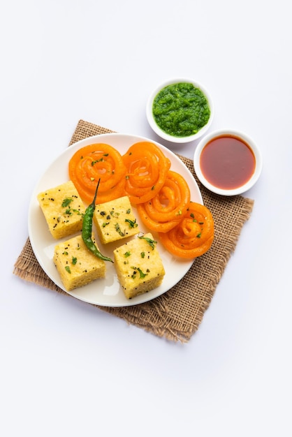 Khaman Dhokla com Jalebi ou combinação de lanche popular imarti da Índia