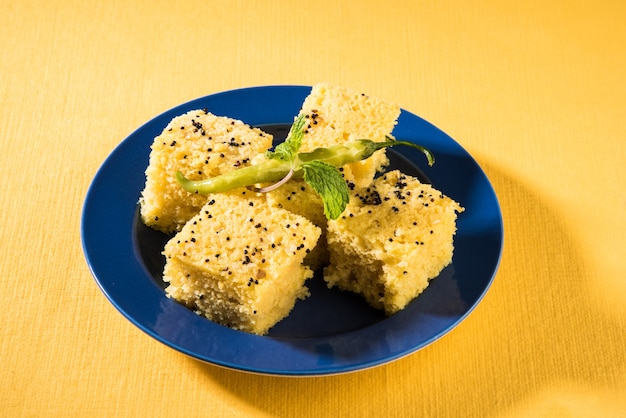 Khaman Dhokla es un refrigerio o desayuno vegetal del estado indio de Gujarat. servido con chile verde frito