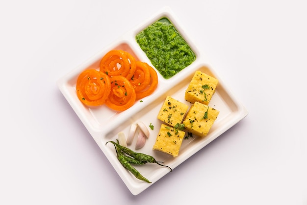 Khaman Dhokla con Jalebi o combinación popular de bocadillos imarti de la India