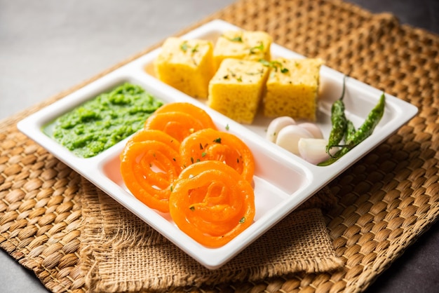 Khaman Dhokla con Jalebi o combinación popular de bocadillos imarti de la India