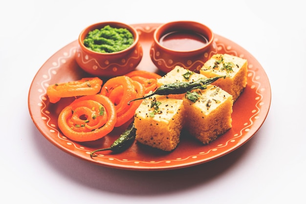 Khaman Dhokla con Jalebi o combinación popular de bocadillos imarti de la India