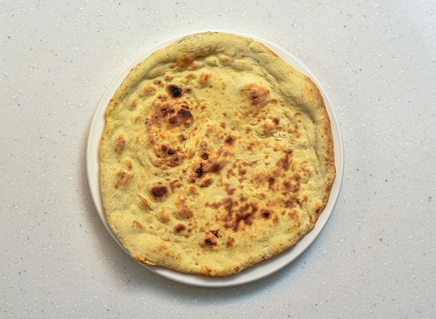 Khamiri Roti oder Khameeri Roti serviert in einem Gericht isoliert auf grauem Hintergrund Draufsicht auf indisches pakistanisches Essen