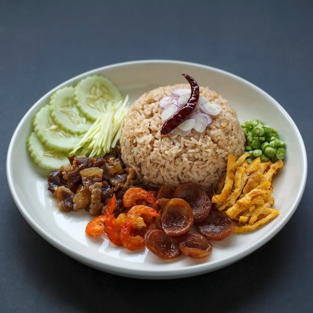 Khao Kluk Kaphi, comida tailandesa, pasta de camarones con arroz y chalota