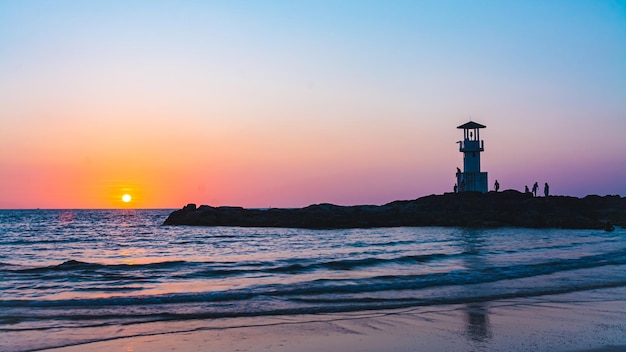 Khao Lak Light Beacon, hermosa puesta de sol en la playa de Nang Thong, Khao Lak, Tailandia. Atardecer colorido tropical con cielo nublado. Patrones Textura de arena en la playa, mar de Andaman Phang nga Tailandia