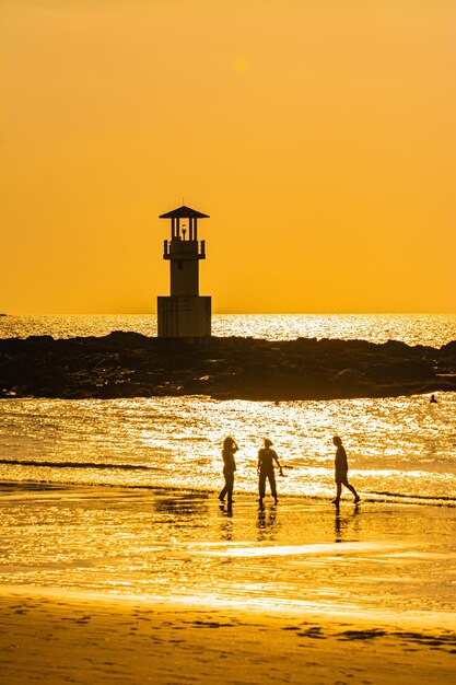 Khao Lak Light Beacon, schöne Sonnenuntergangszeit am Nang Thong Beach, Khao Lak, Thailand. Tropischer bunter Sonnenuntergang mit bewölktem Himmel. Muster Textur von Sand am Strand, Andamanensee Phang nga Thailand