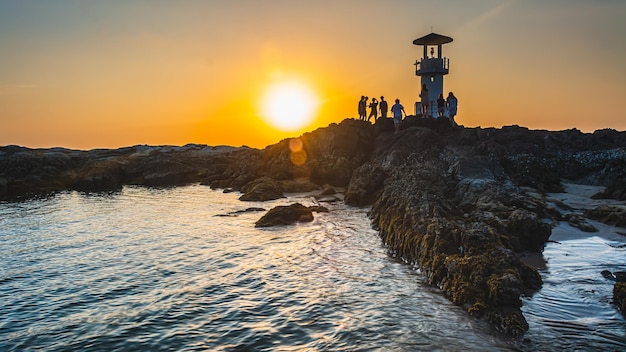 Khao Lak Light Beacon schöne Sonnenuntergangzeit am Strand von Nang Thong Khao Lak Thailand Tropischer farbenfroher Sonnenuntergang mit bewölktem Himmel Muster Textur von Sand am Strand Andamanensee Phangnga Thailand