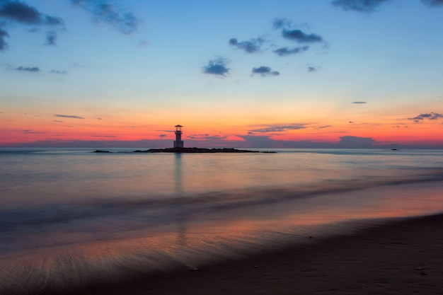 Khao Lak Lighthouse und wunderbarer Himmelsonnenuntergang in der Andamanensee, Phangnga-Provinz, Thailand