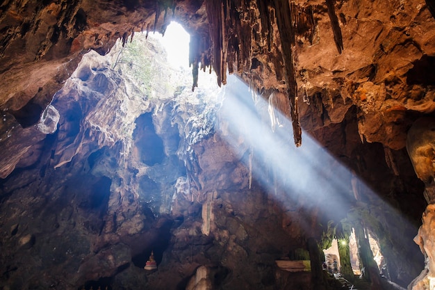 Khao Luang Cave uma das atrações da Tailândia é linda