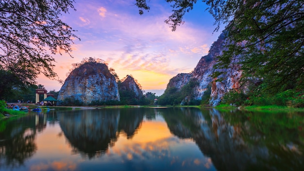 Khao Ngoo, Landschaftsbergblick in Ratchaburi mit Sonnenaufgang bei Ratchaburi.