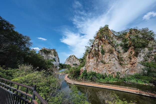 Khao Ngu Stone Park In der Provinz Ratchaburi war es früher eine alte Mine. Später ausgebaut und verbessert, um eine Touristenattraktion zu sein. Bequemer Transport