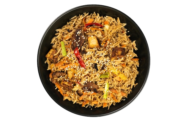 Khao pad Vegetarisches Gericht in einem schwarzen Teller auf weißem Hintergrund Thailändisches Gericht