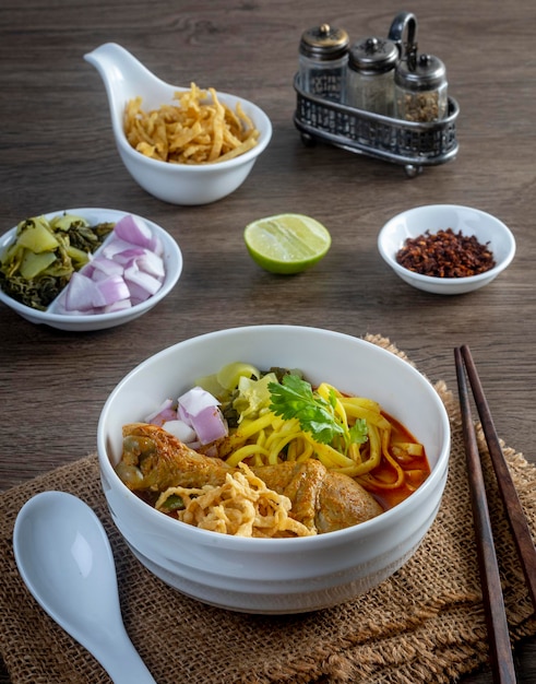 Khao Soi Kai macarrão tailandês Khao Soi frango com tempero servido na mesa