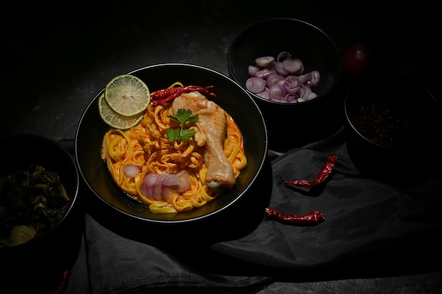 Khao Soi Kai oder Hühner-Curry-Suppe mit Eiernudeln und Gemüse