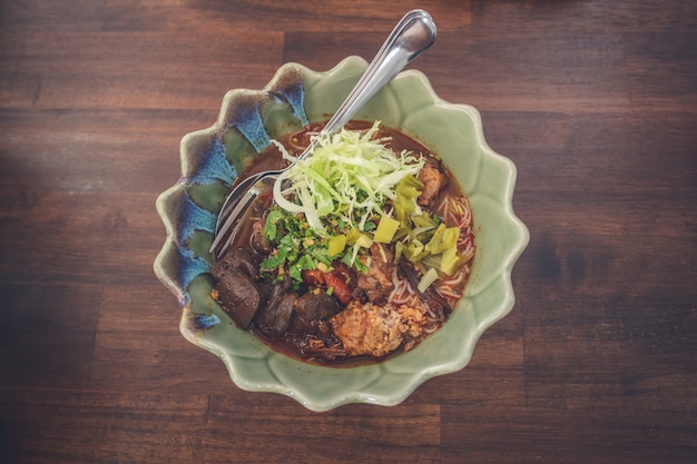 Foto khao soi, tailandês sopa de macarrão de curry do norte com frango, comida tradicional tailandesa