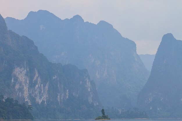 Khao sok park, montanha e lago