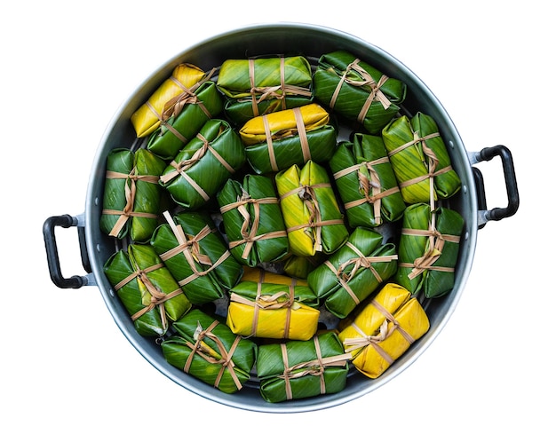 Khao Tom Mud beliebtes traditionelles thailändisches Dessert aus reifen Bananen, klebrigem Reiszucker und Kokosmilch, eingewickelt in frische Bananenblätter und gebunden mit einer Schnur aus Pflanzenschalen