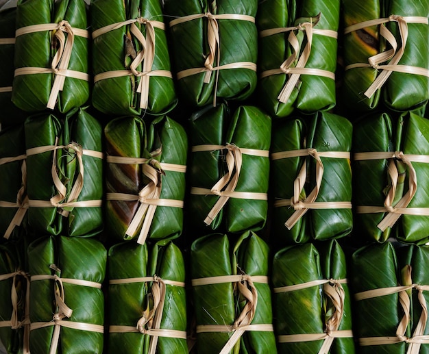 Khao Tom Mud ist ein beliebtes traditionelles thailändisches Dessert aus reifen Bananen, Klebreis, Zucker und Kokosmilch