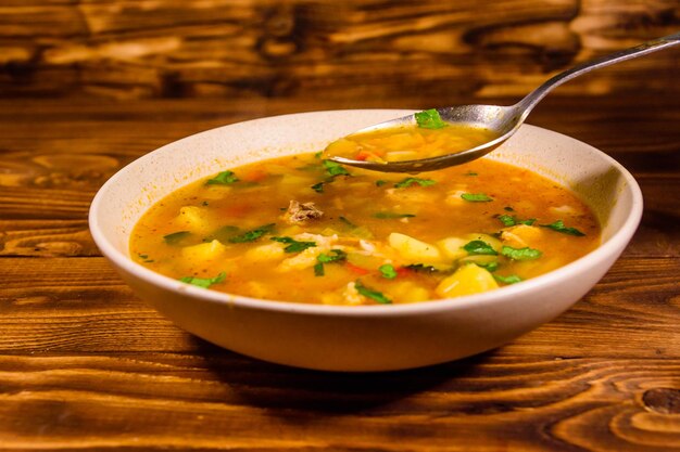 Kharcho de sopa de comida tradicional georgiana en mesa de madera rústica