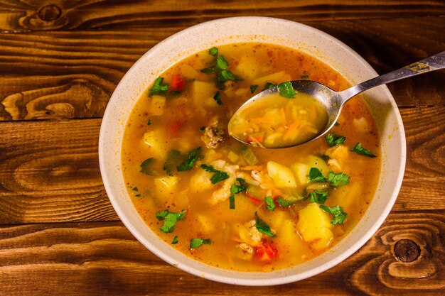 Kharcho de sopa de comida tradicional georgiana sobre una mesa rústica de madera. Vista superior