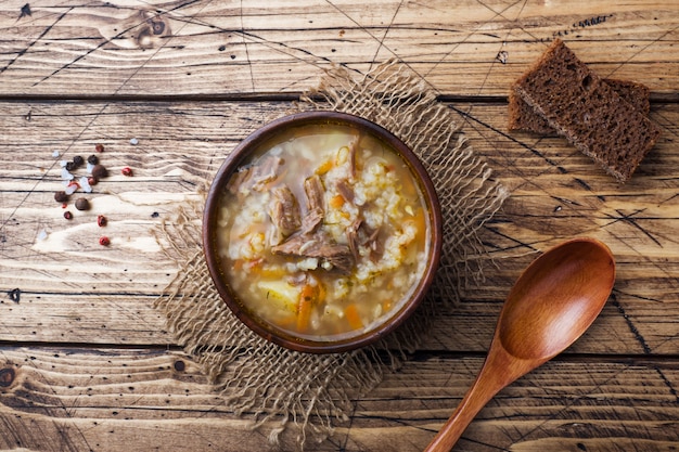 Kharcho-Suppe mit Fleisch und Reis auf Holztisch