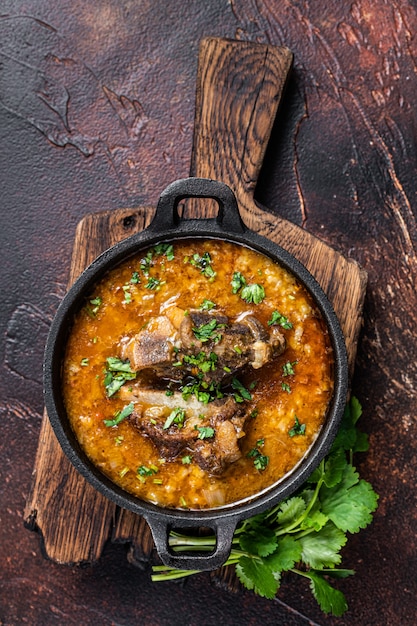 Kharcho-Suppe mit Lammfleisch, Reis, Tomaten, Karotten, Paprika, Walnüssen und Gewürzen