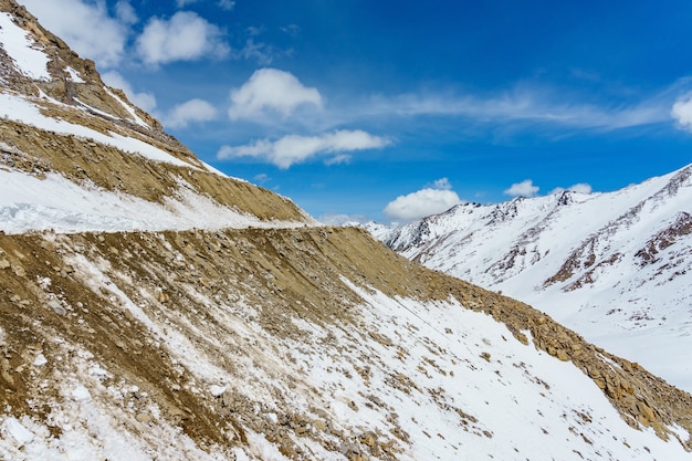 Khardung La Pass, Índia. Khardung La é um passo de alta montanha