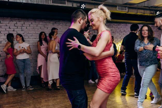 Foto kharkiv ucrania 110923 un chico y una chica están bailando bachata en la pista de baile social noche latinoamericana