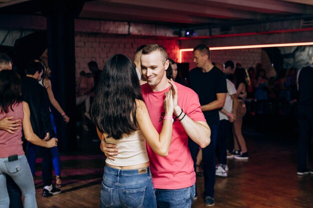 Foto kharkiv ucrania 110923 un chico y una chica están bailando bachata en la pista de baile social noche latinoamericana