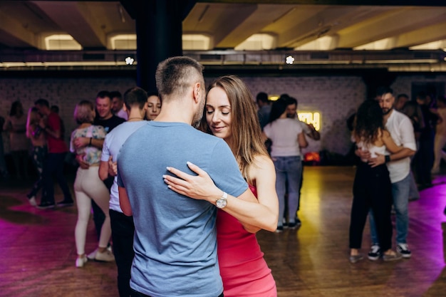 Foto kharkiv ucrania 110923 un chico y una chica están bailando bachata en la pista de baile social noche latinoamericana