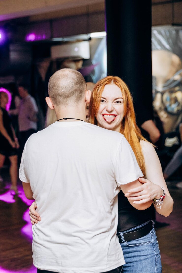 Foto kharkiv ucrania 110923 un chico y una chica están bailando bachata en la pista de baile social noche latinoamericana