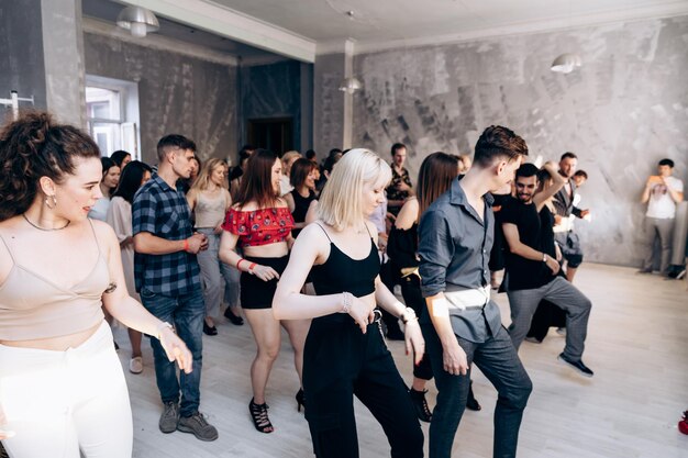 Kharkiv Ucrania 150921 Gente bailando bachata kizomba salsa latina en la pista de baile
