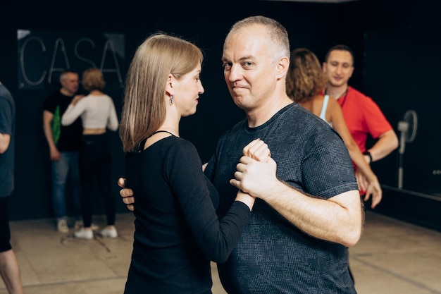 Foto kharkiv ucrania 210523 gente bailando bachata kizomba salsa en la pista de baile
