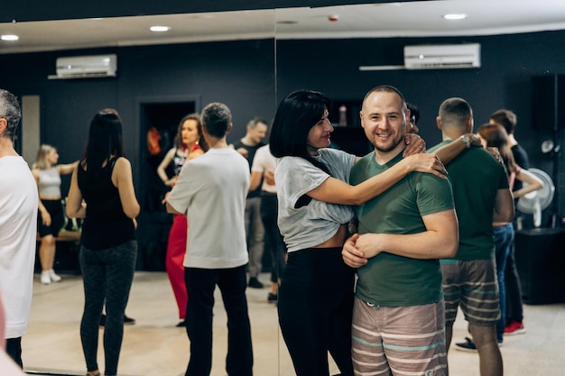 Foto kharkiv ucrania 210523 gente bailando bachata kizomba salsa en la pista de baile