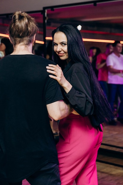 Foto kharkiv ukraine 110923 mann und mädchen tanzen bachata auf der tanzfläche sozialer lateinamerikanischer abend